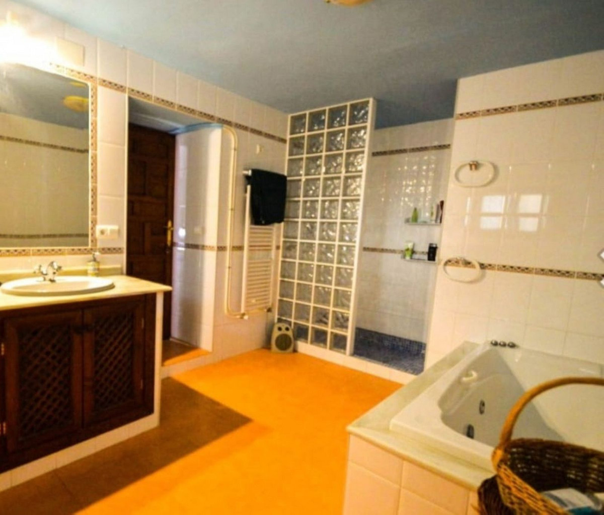 8 Bedroom Country house in Antequera - Photo 25