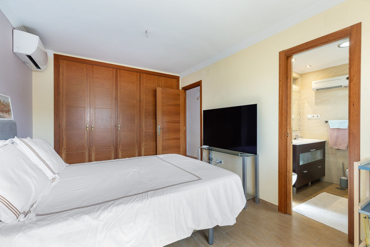 4 Bedroom Townhouse in Torremolinos - Photo 23