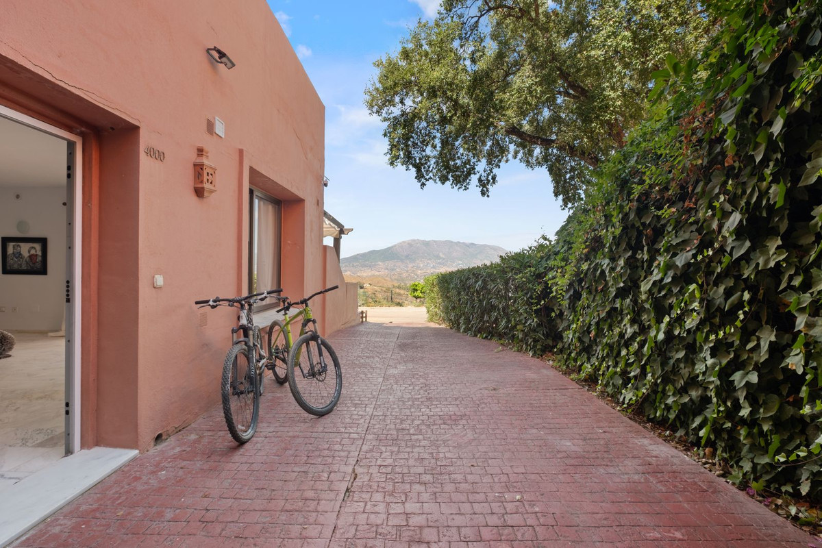 2 Bedroom Apartment in Marbella - Photo 17