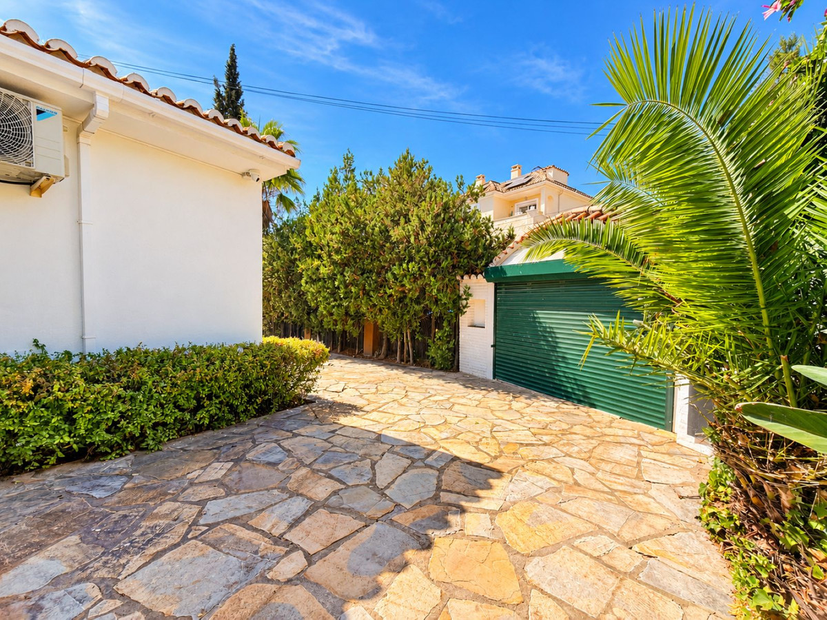 5 Bedroom Villa in Estepona - Photo 19