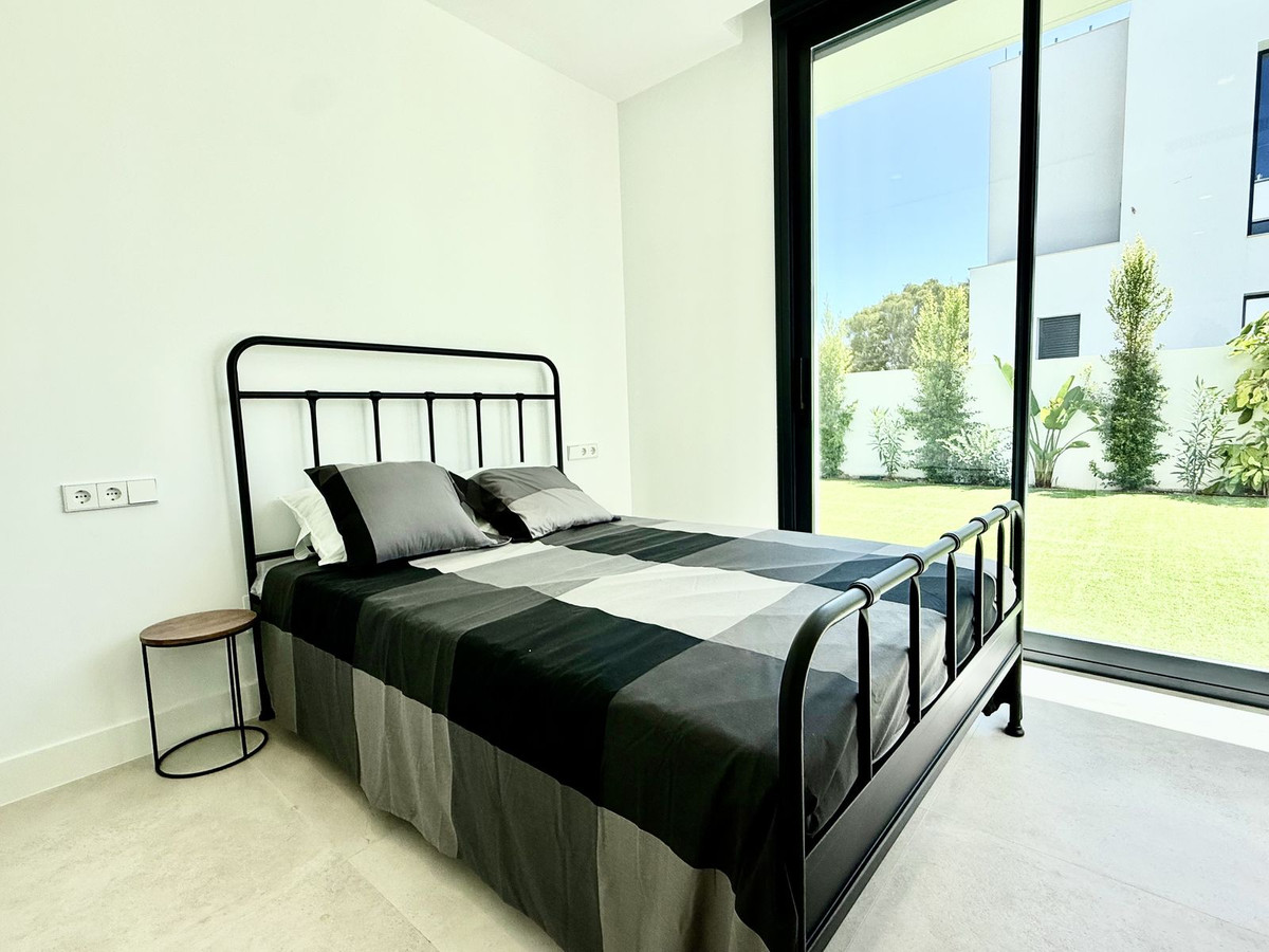 6 Bedroom Villa in Estepona - Photo 20