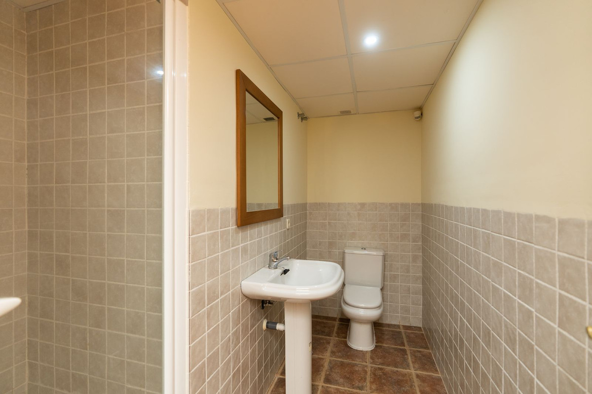4 Bedroom Townhouse in Estepona - Photo 11