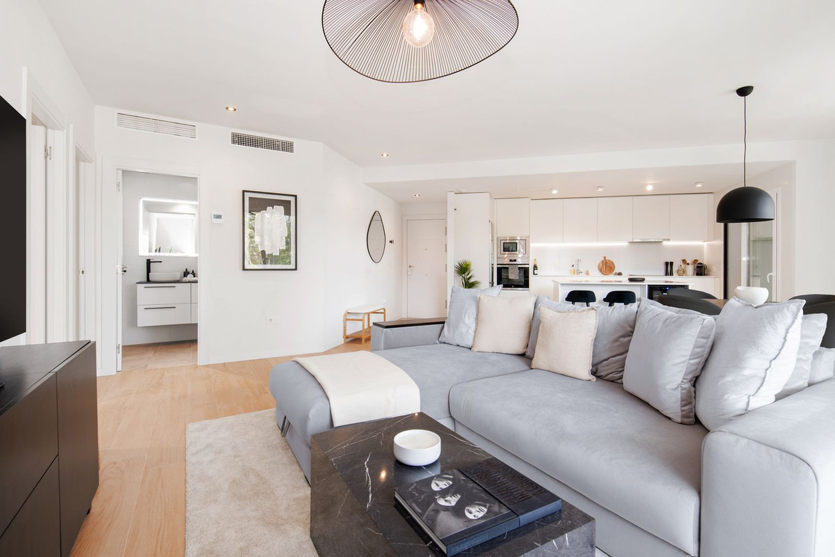2 Bedroom Apartment in Marbella - Photo 30