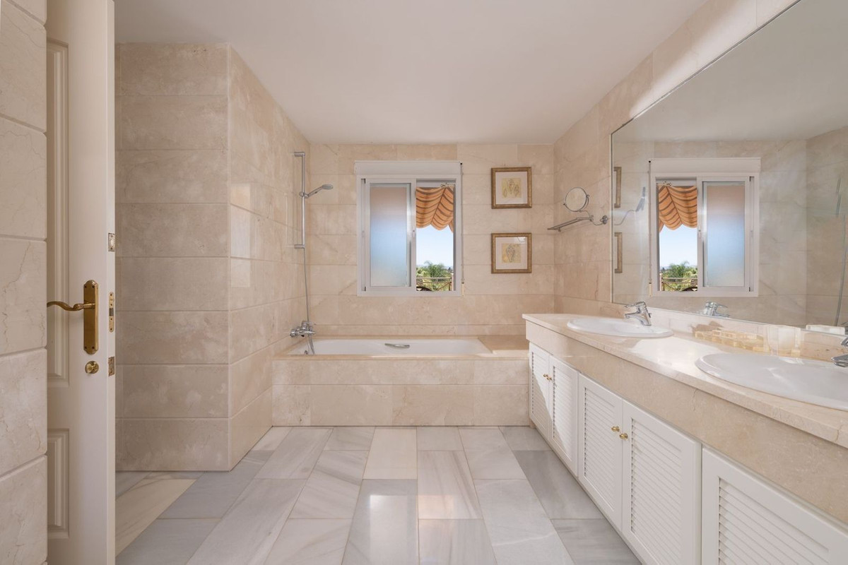 6 Bedroom Villa in Marbella - Photo 25