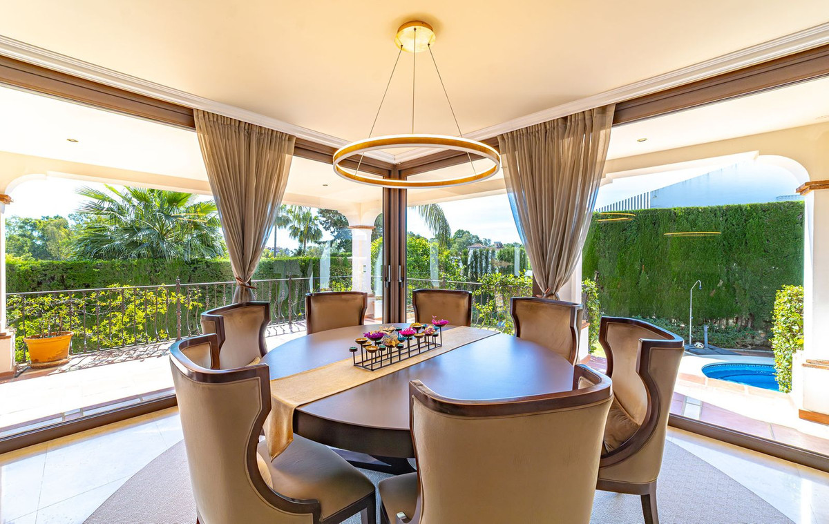 4 Bedroom Villa in Estepona - Photo 10