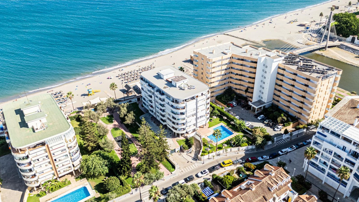 2 Bedroom Apartment in Fuengirola - Photo 3
