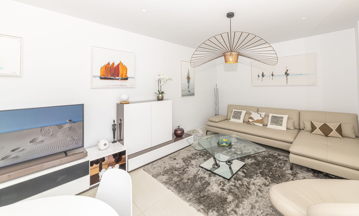 2 Bedroom Apartment in Benalmádena - Photo 26