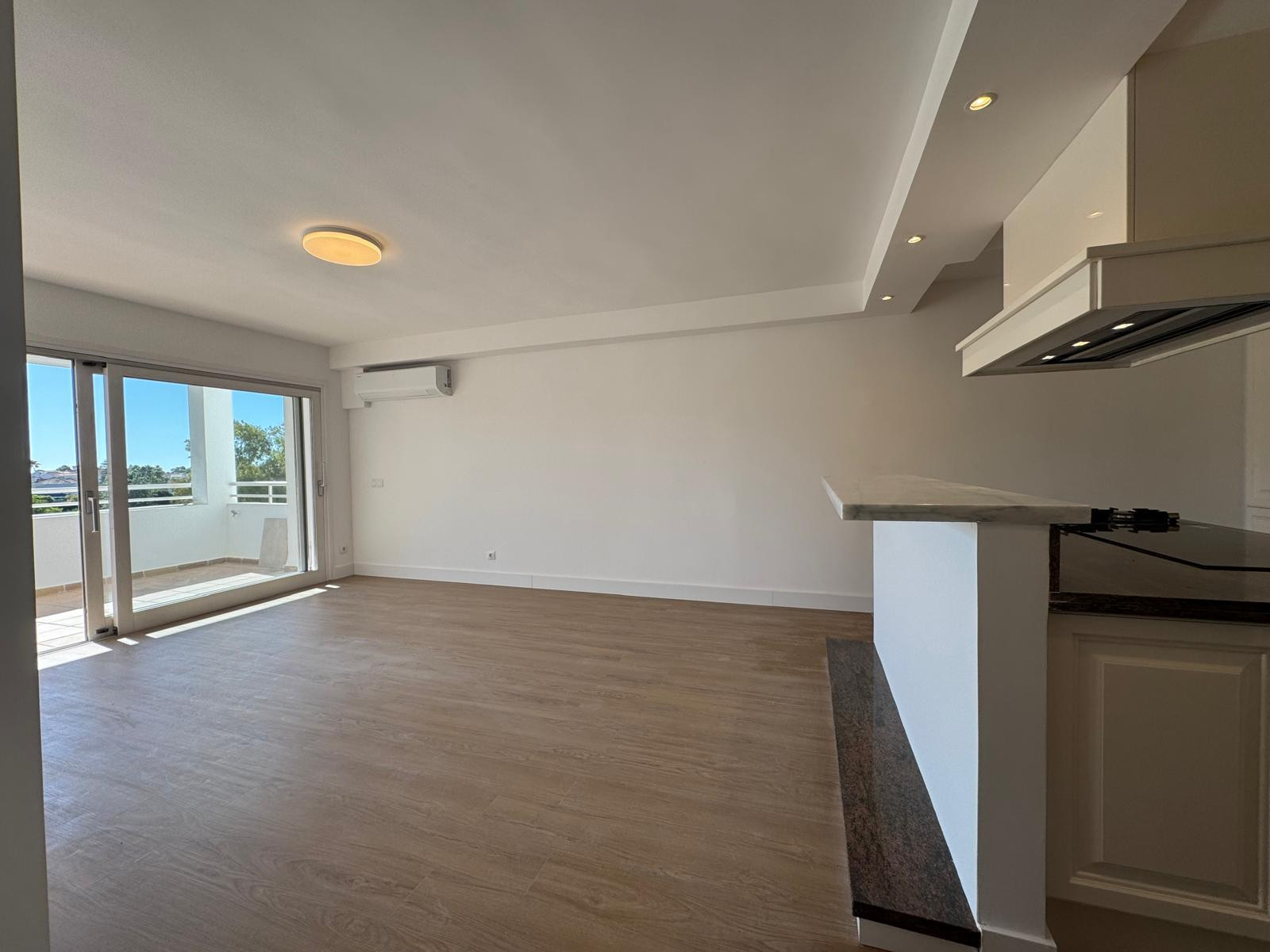 2 Bedroom Apartment in Estepona - Photo 2