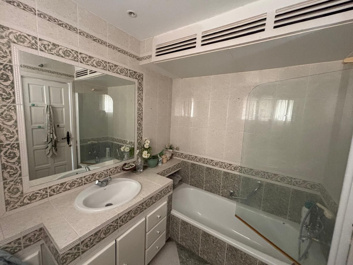 3 Bedroom Apartment in Marbella - Photo 12