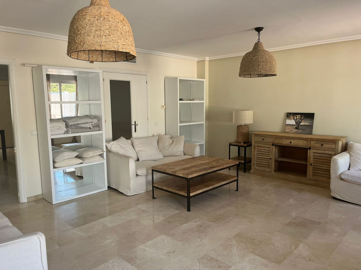 5 Bedroom Townhouse in Estepona - Photo 10
