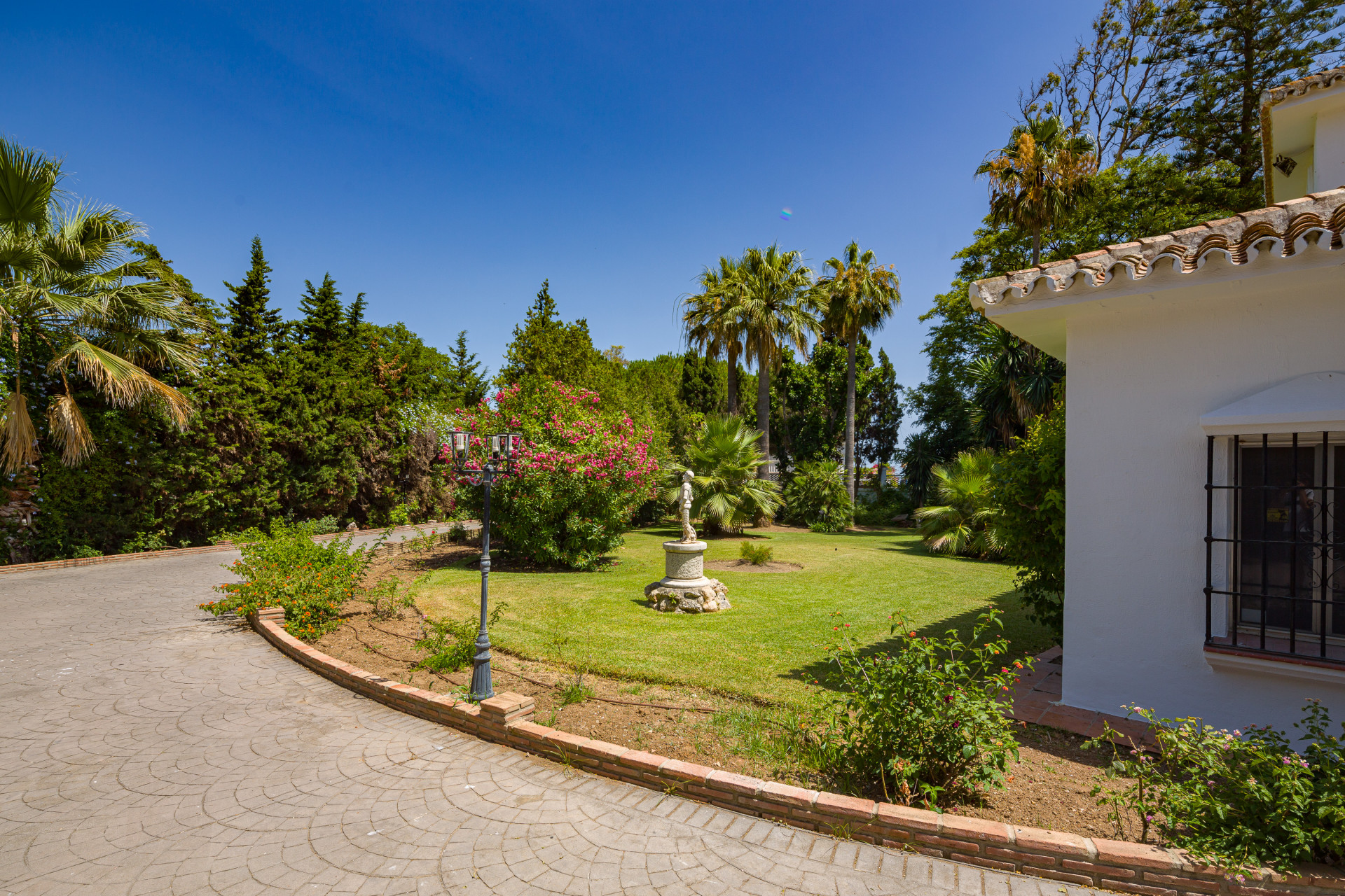 6 Bedroom Villa in San Pedro de Alcántara - Photo 18