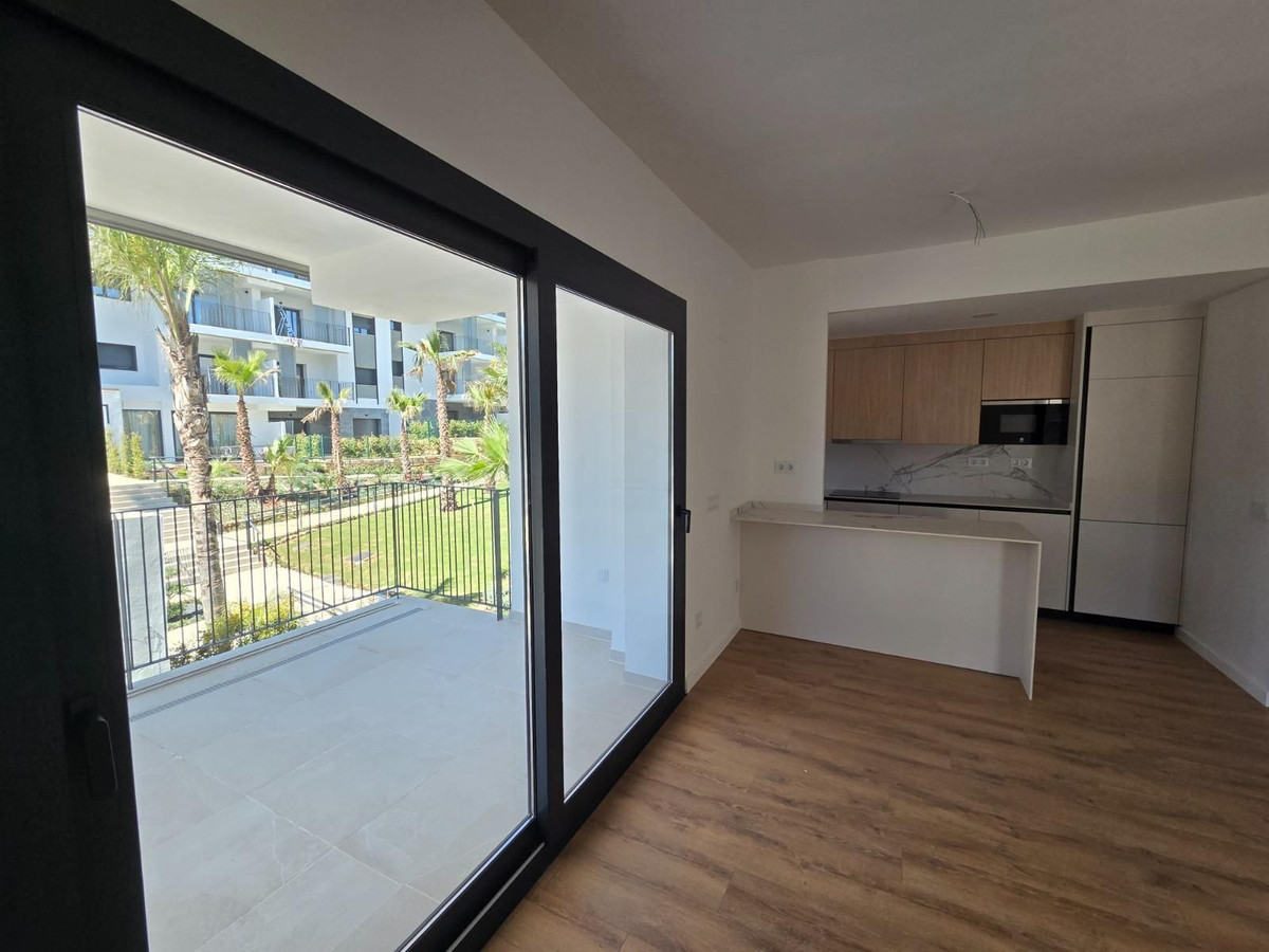 3 Bedroom Apartment in Estepona - Photo 9