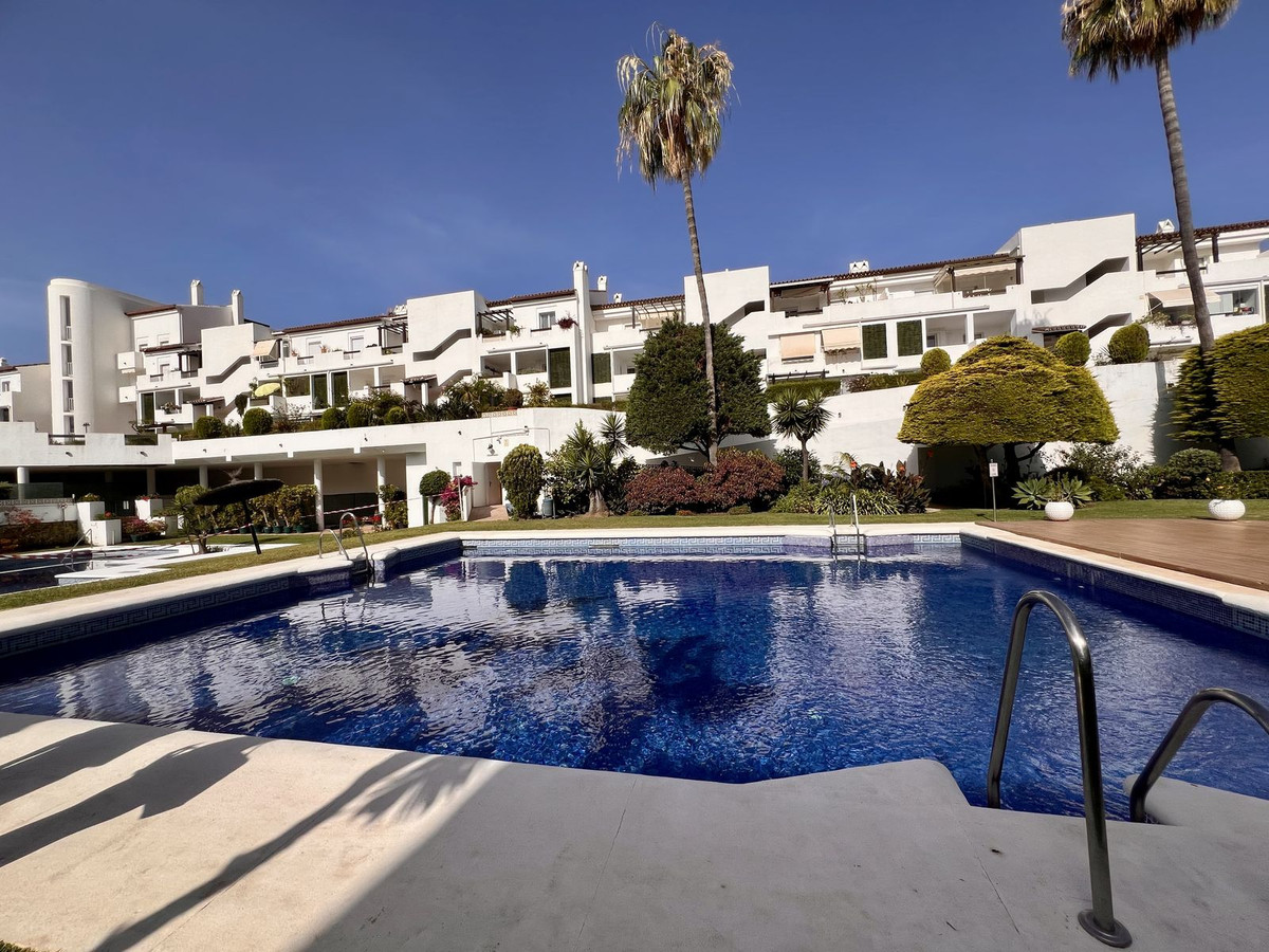 2 Bedroom Apartment in Estepona - Photo 32