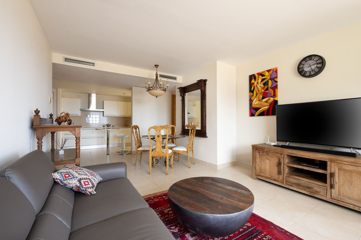 3 Bedroom Apartment in Marbella - Photo 2