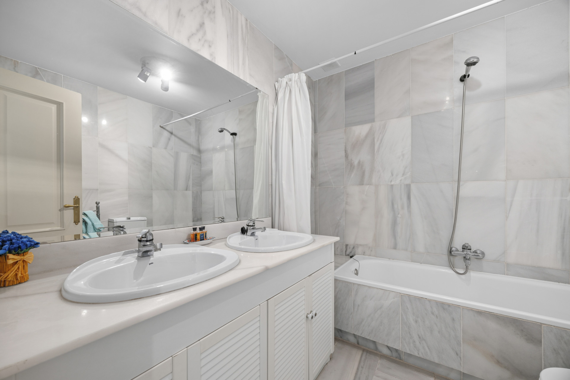 5 Bedroom Townhouse in Estepona - Photo 22