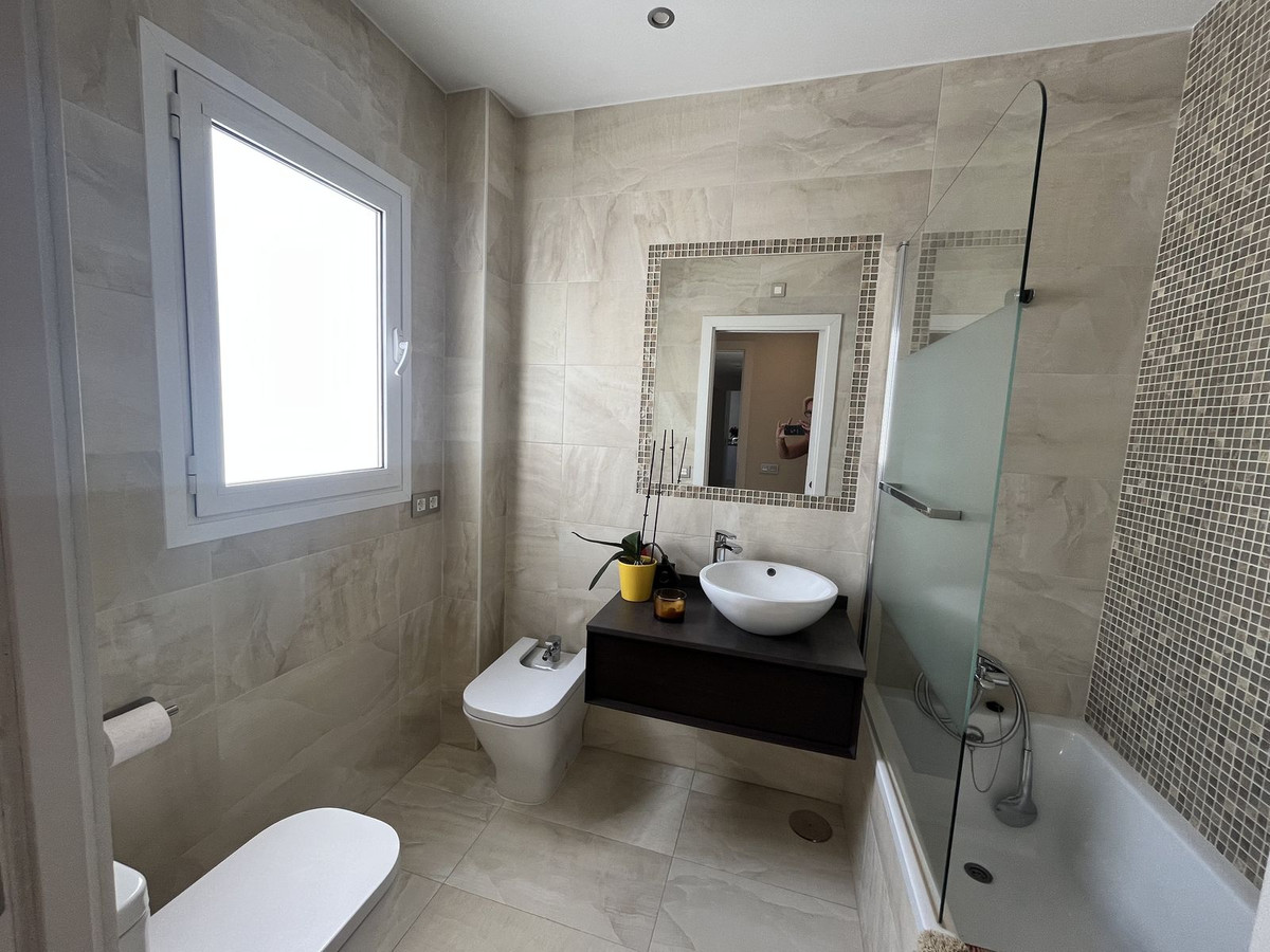 3 Bedroom Penthouse in Estepona - Photo 7
