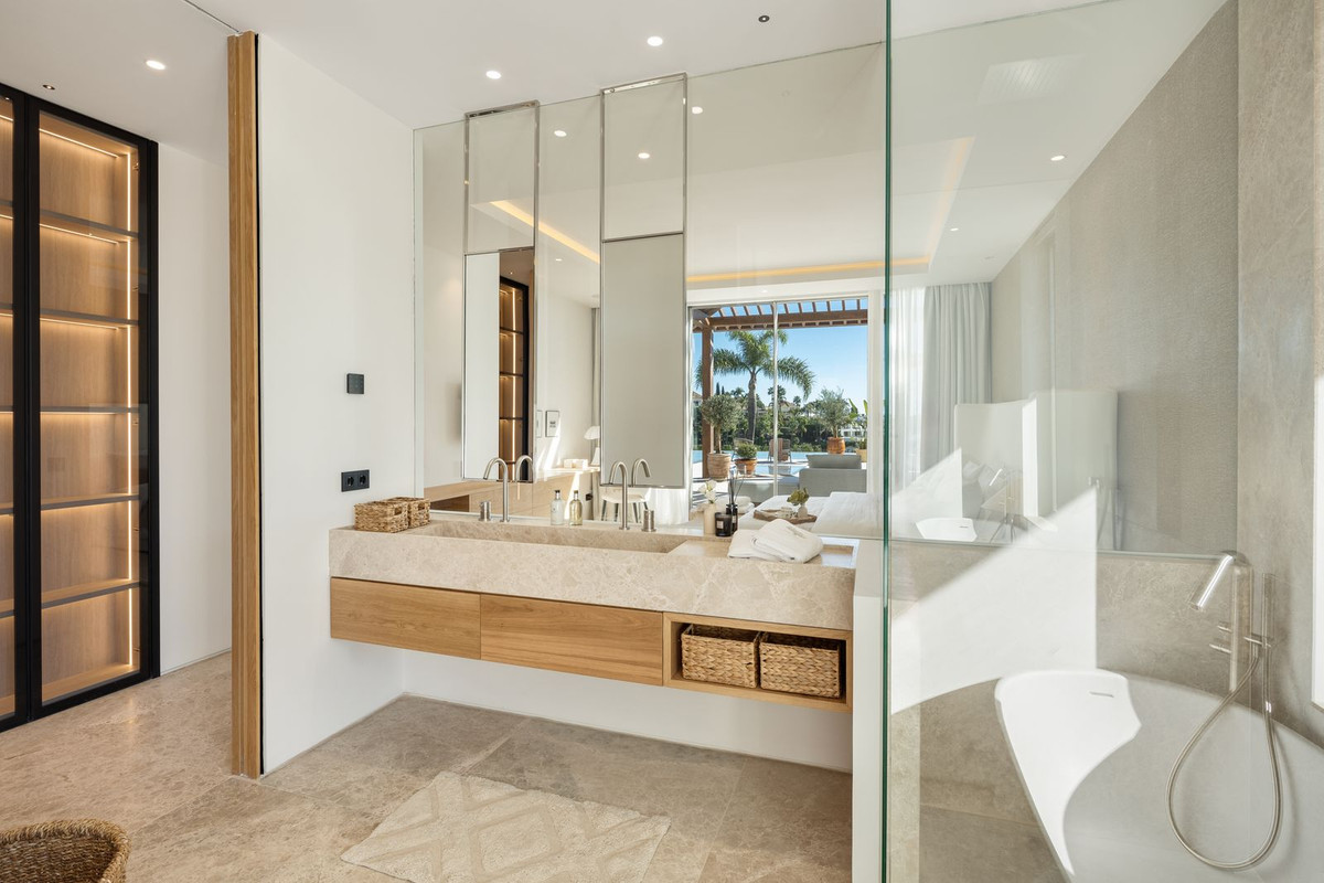 6 Bedroom Villa in Marbella - Photo 17
