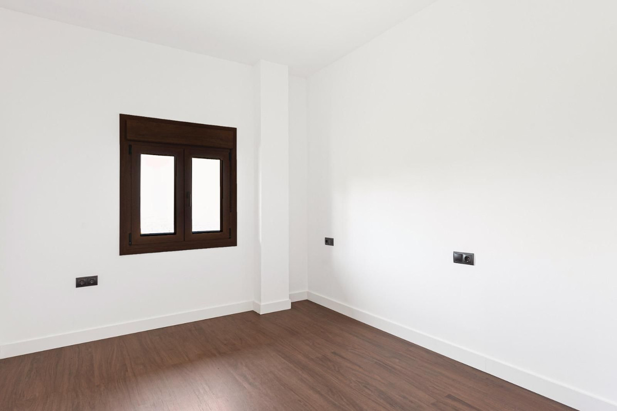 4 Bedroom Villa in Málaga - Photo 10