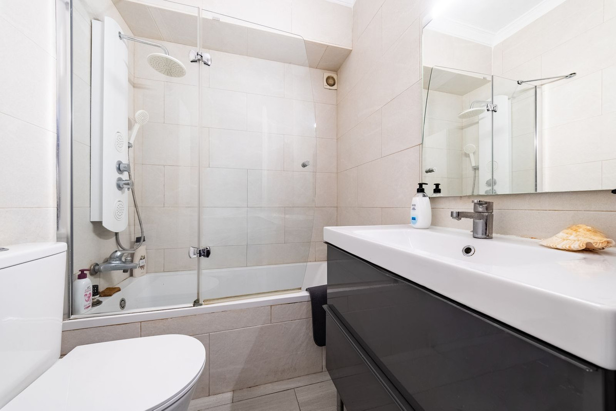 1 Bedroom Apartment in Marbella - Photo 13