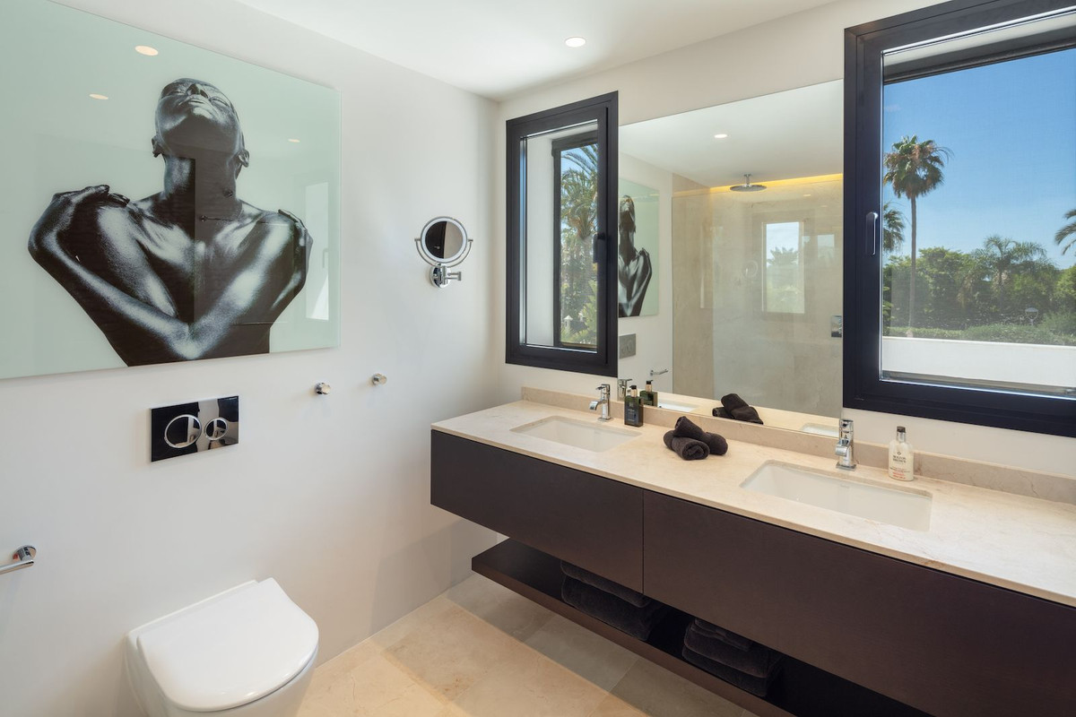 4 Bedroom Villa in Marbella - Photo 27