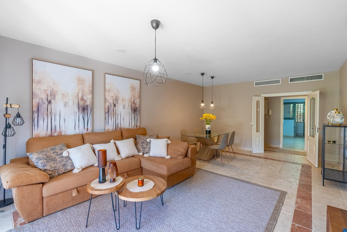 3 Bedroom Apartment in Estepona - Photo 3
