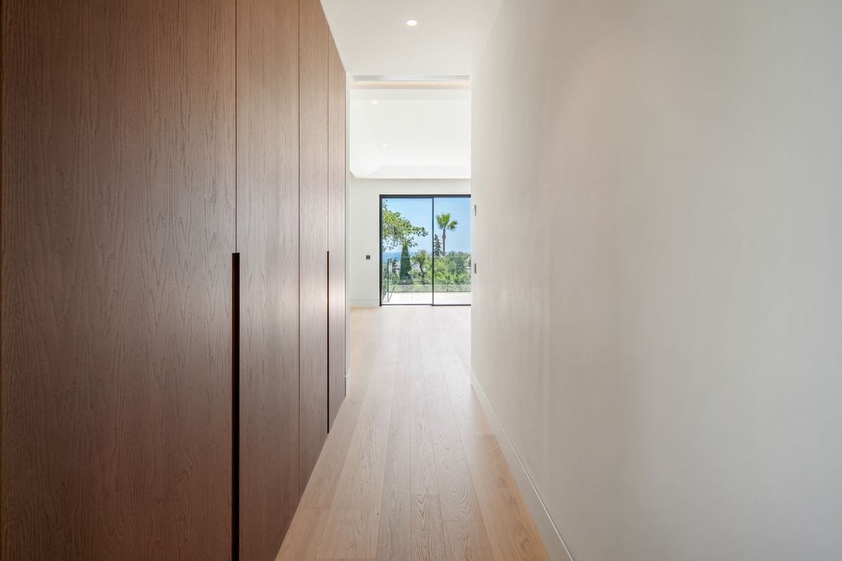 6 Bedroom Villa in Marbella - Photo 10