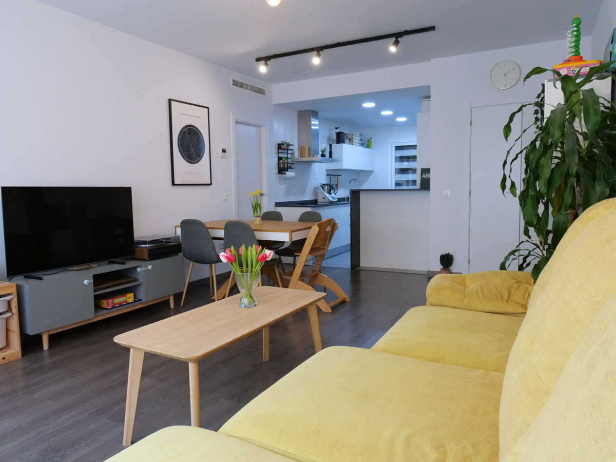 3 Bedroom Apartment in Estepona - Photo 2