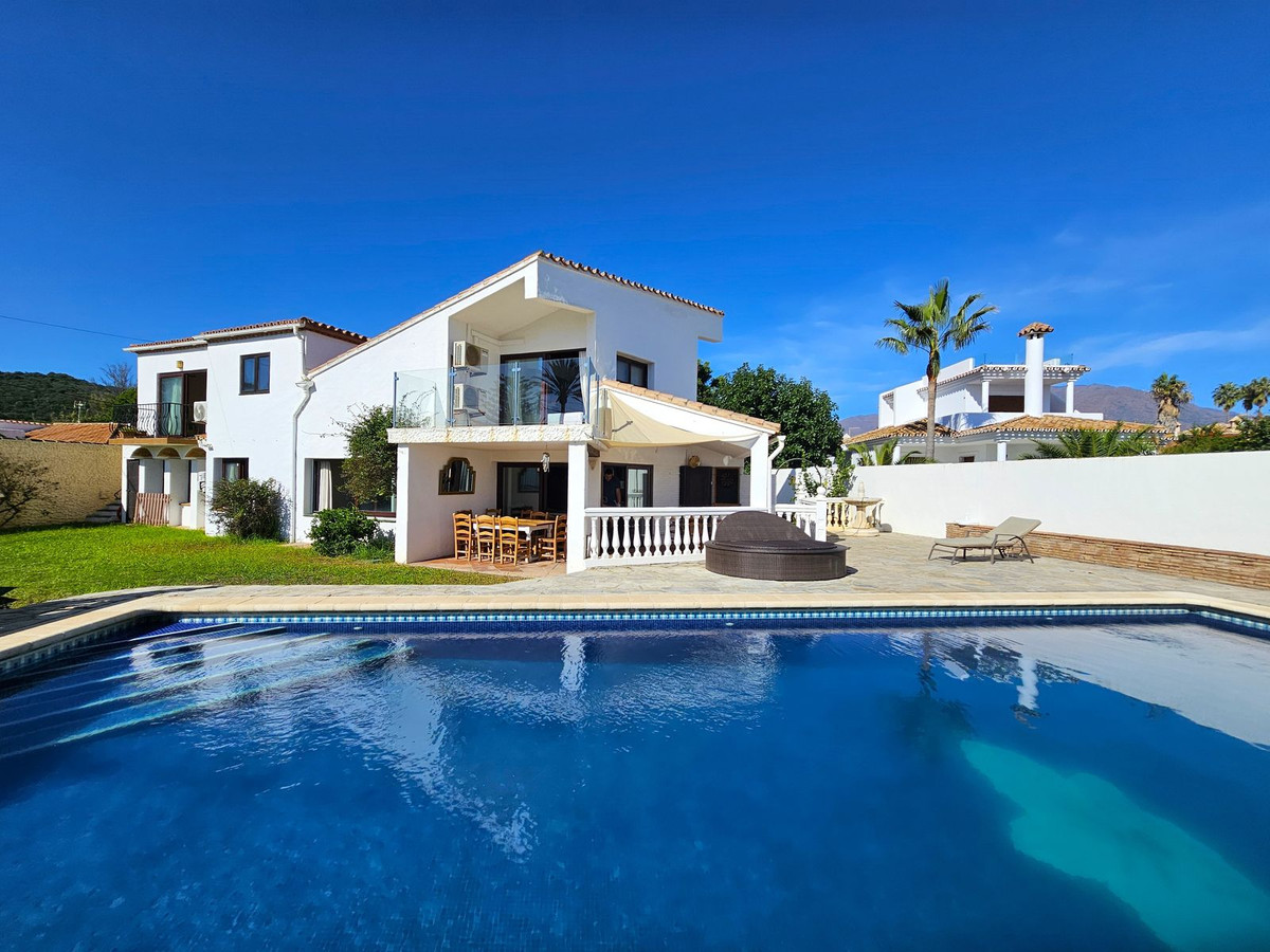 6 Bedroom Villa in Estepona - Photo 28
