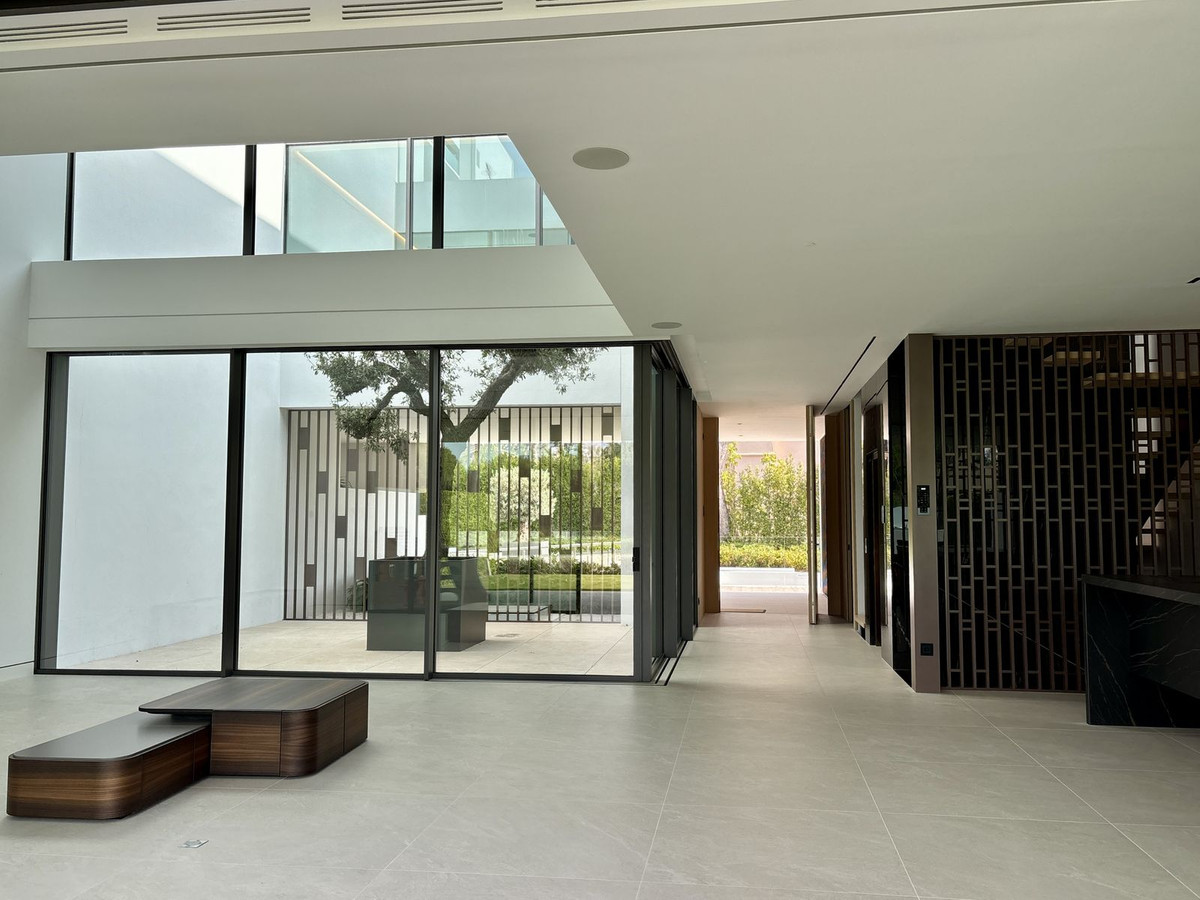 4 Bedroom Villa in Marbella - Photo 10