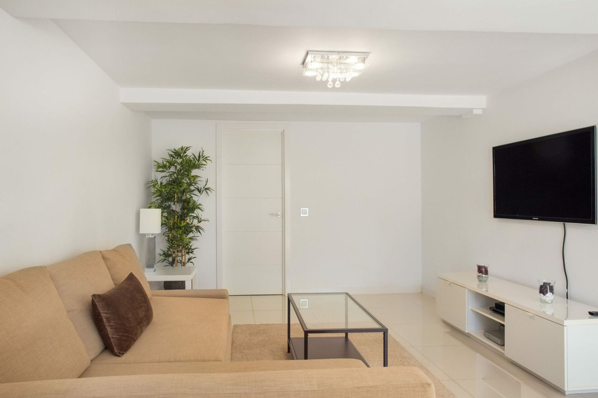 8 Bedroom Villa in Marbella - Photo 24