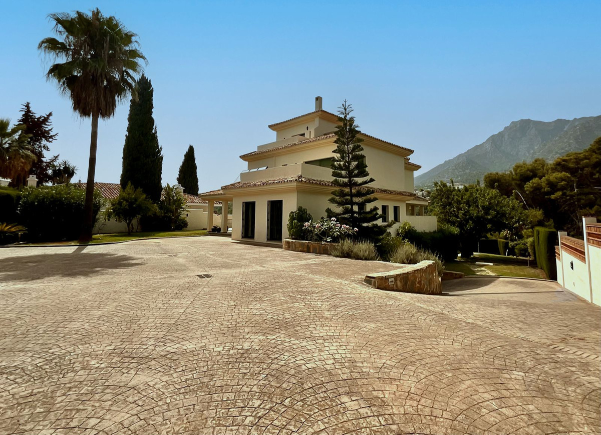 6 Bedroom Villa in Marbella - Photo 5