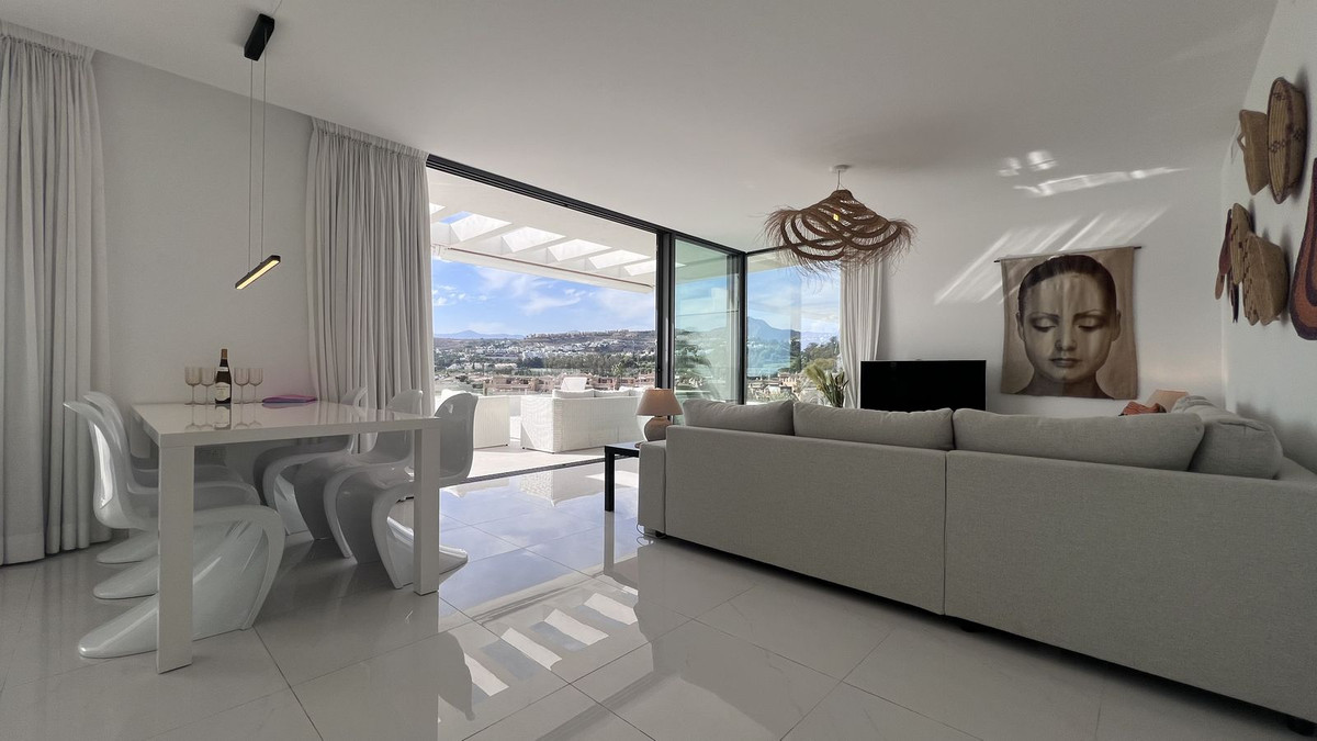 3 Bedroom Penthouse in Estepona - Photo 4