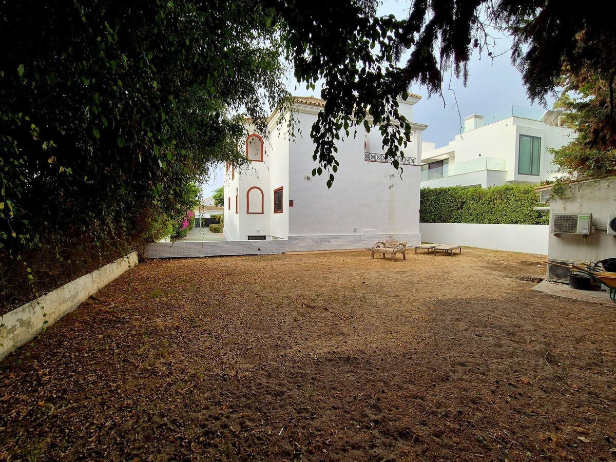 4 Bedroom Villa in San Pedro de Alcántara - Photo 23