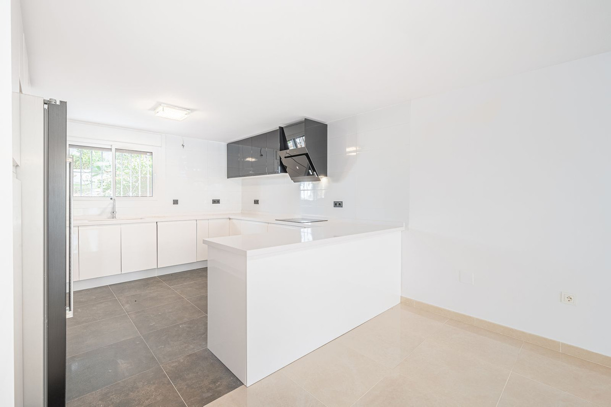 3 Bedroom Townhouse in Marbella - Photo 8