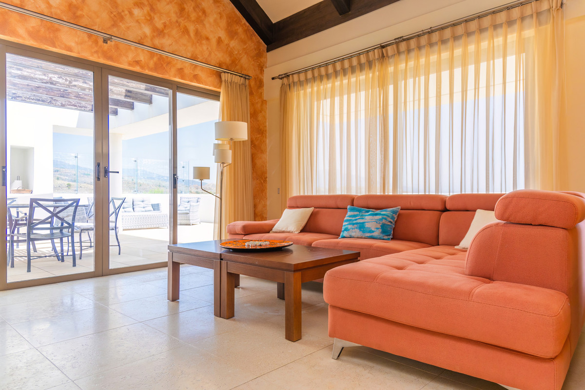 3 Bedroom Penthouse in Benahavís - Photo 10