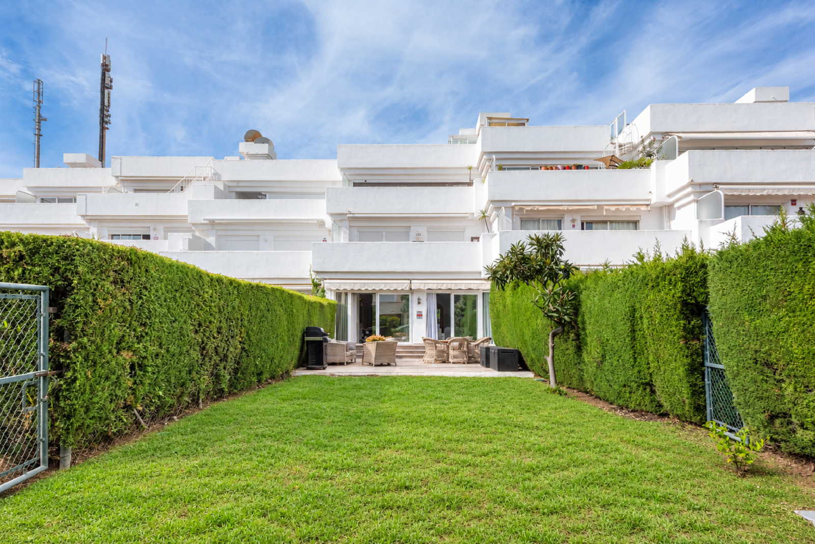 2 Bedroom Apartment in Estepona - Photo 3