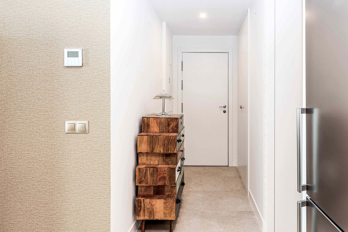 2 Bedroom Apartment in Benalmádena - Photo 6