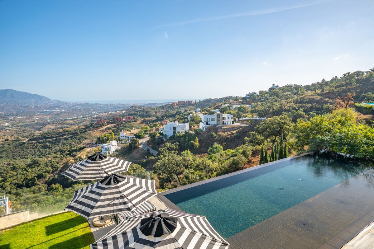 6 Bedroom Villa in Marbella - Photo 2