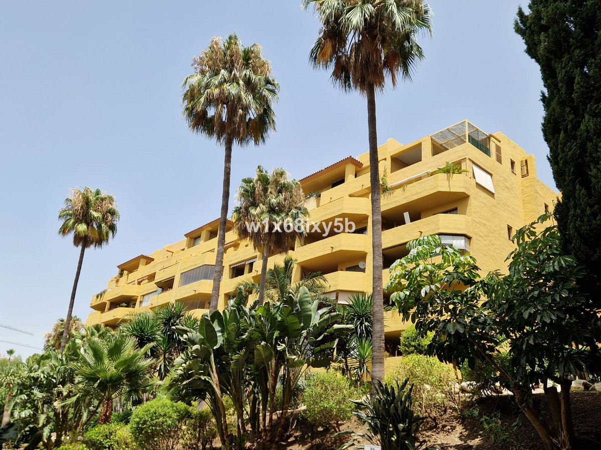 2 Bedroom Apartment in Estepona - Photo 12