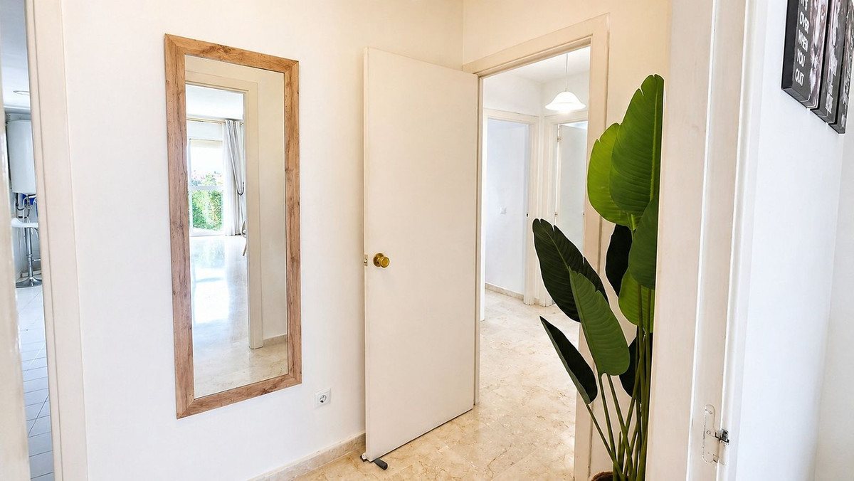 2 Bedroom Apartment in Estepona - Photo 18