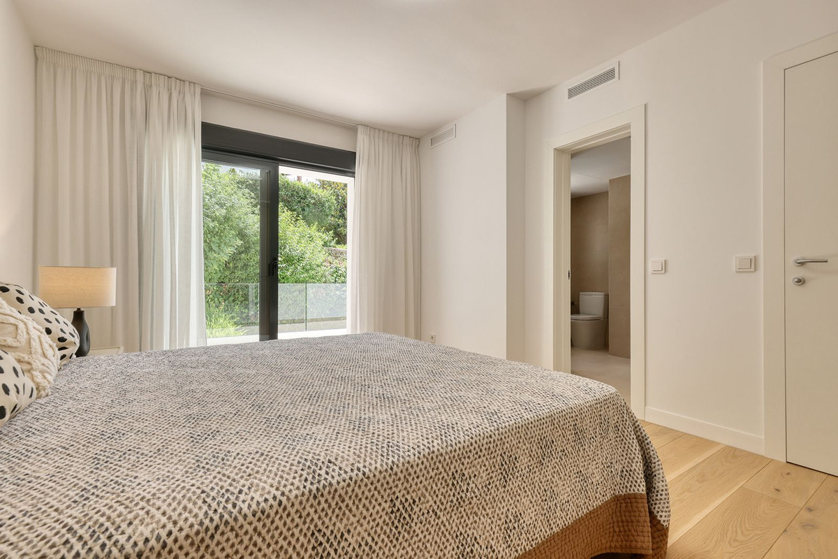 4 Bedroom Villa in Marbella - Photo 40