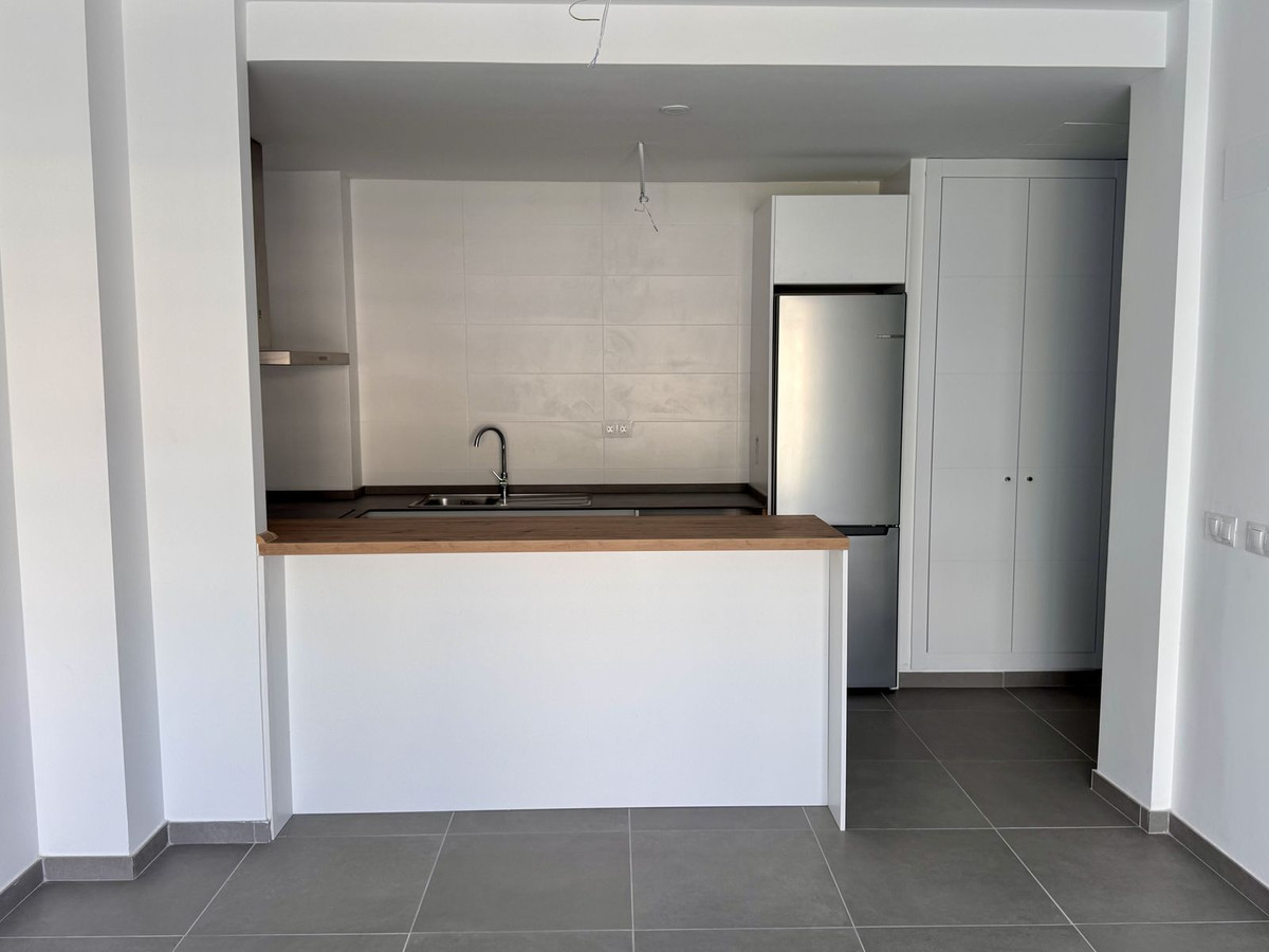 2 Bedroom Apartment in Benalmádena - Photo 9