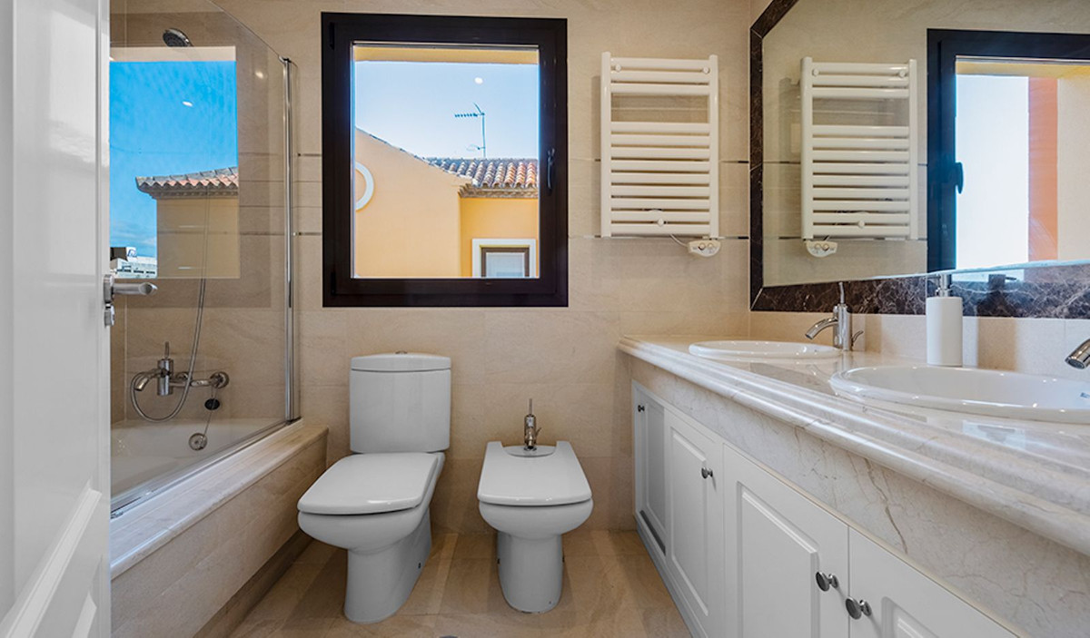 4 Bedroom Villa in Estepona - Photo 6