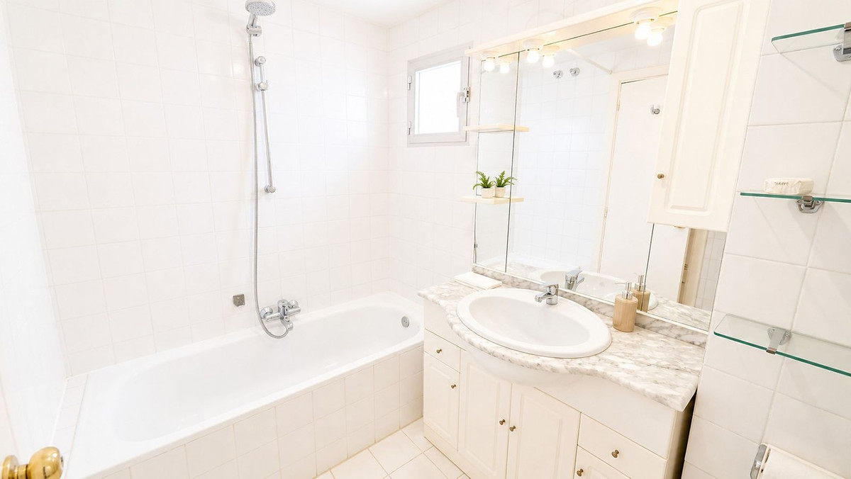 2 Bedroom Apartment in Estepona - Photo 21