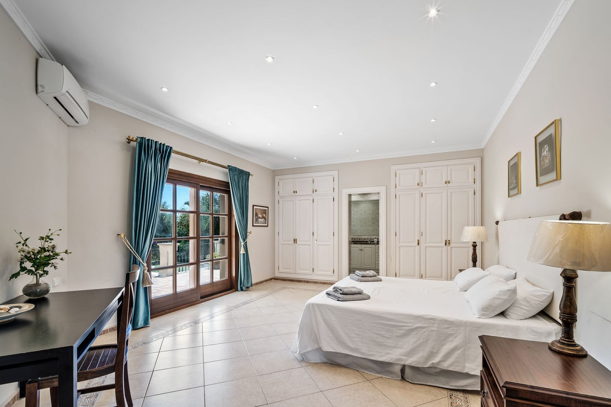 9 Bedroom Villa in Estepona - Photo 12