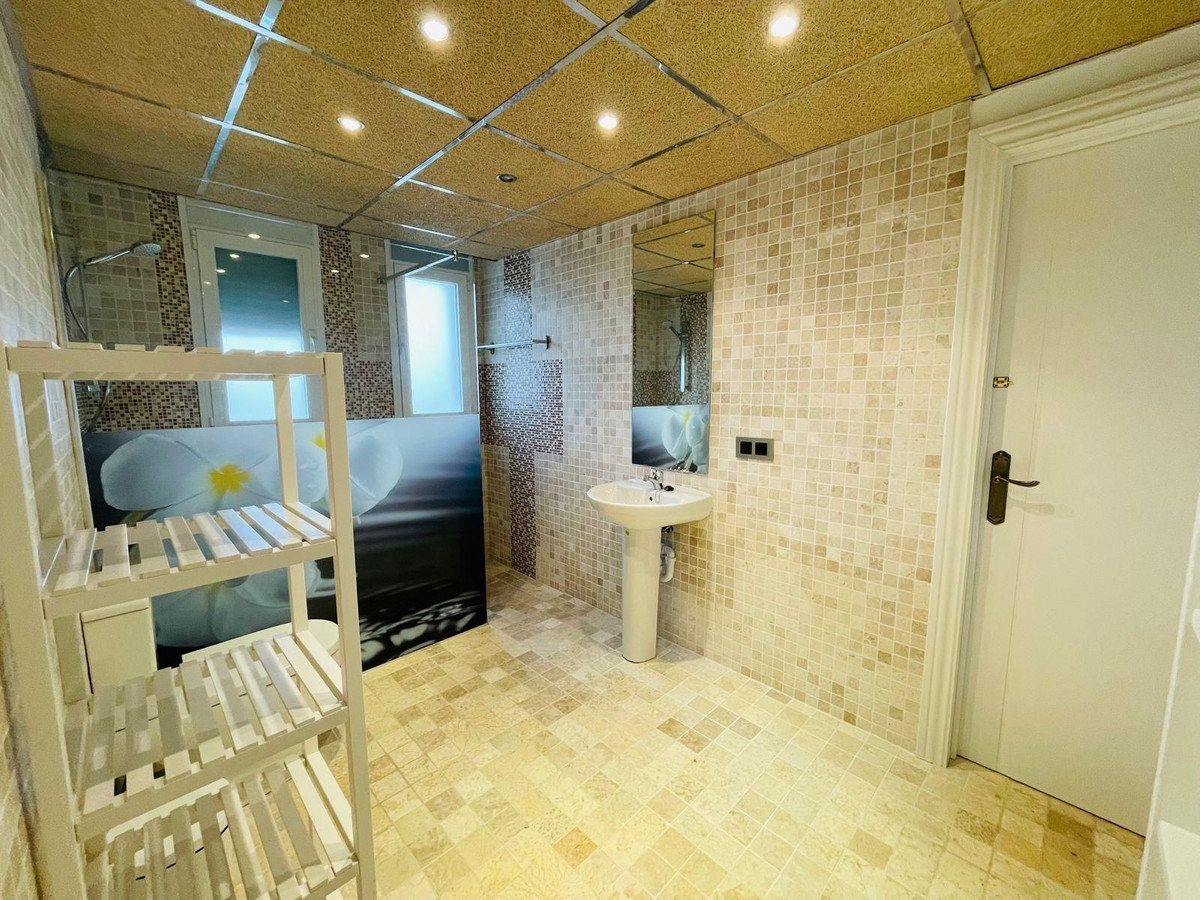 4 Bedroom Villa in Alhaurín de la Torre - Photo 11