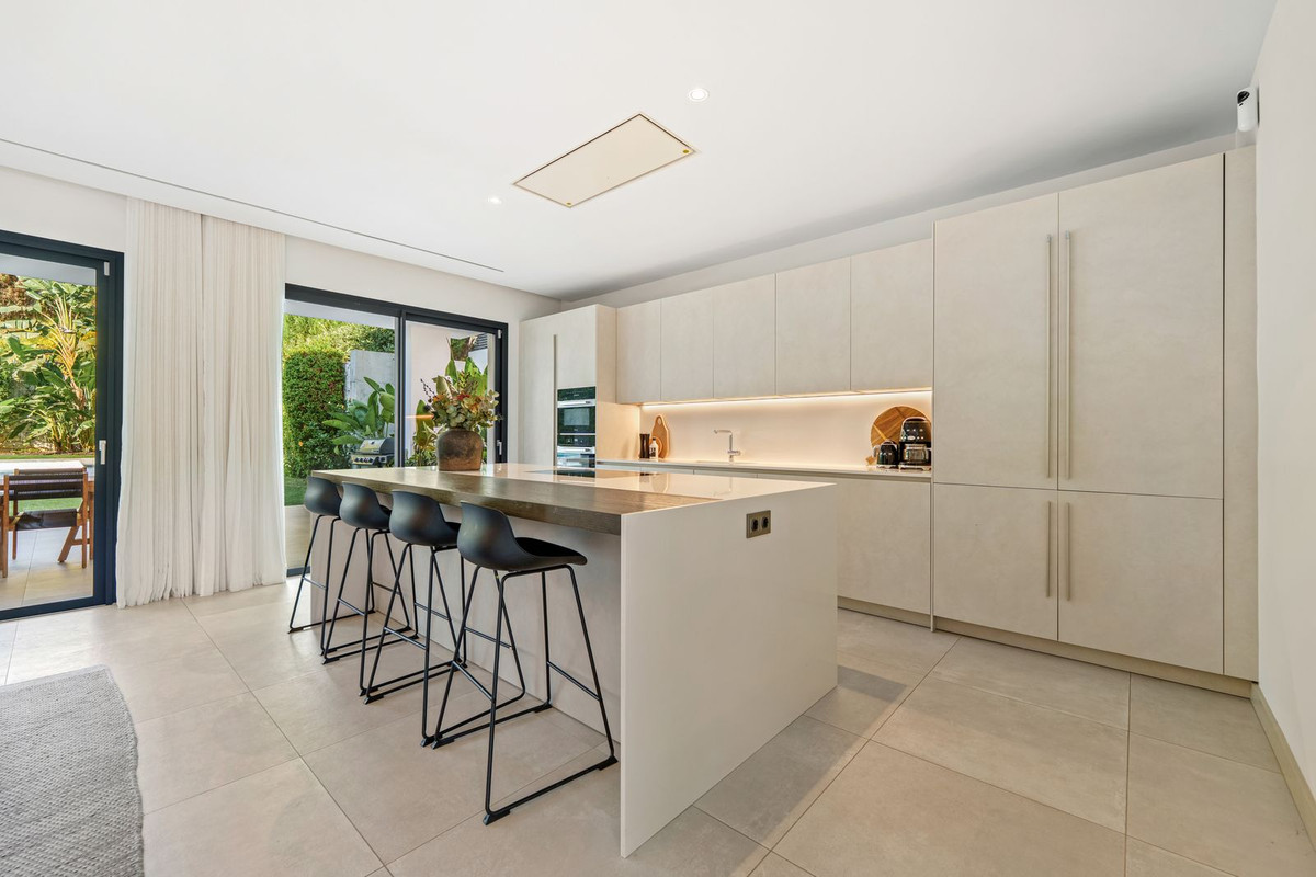 5 Bedroom Villa in Marbella - Photo 46