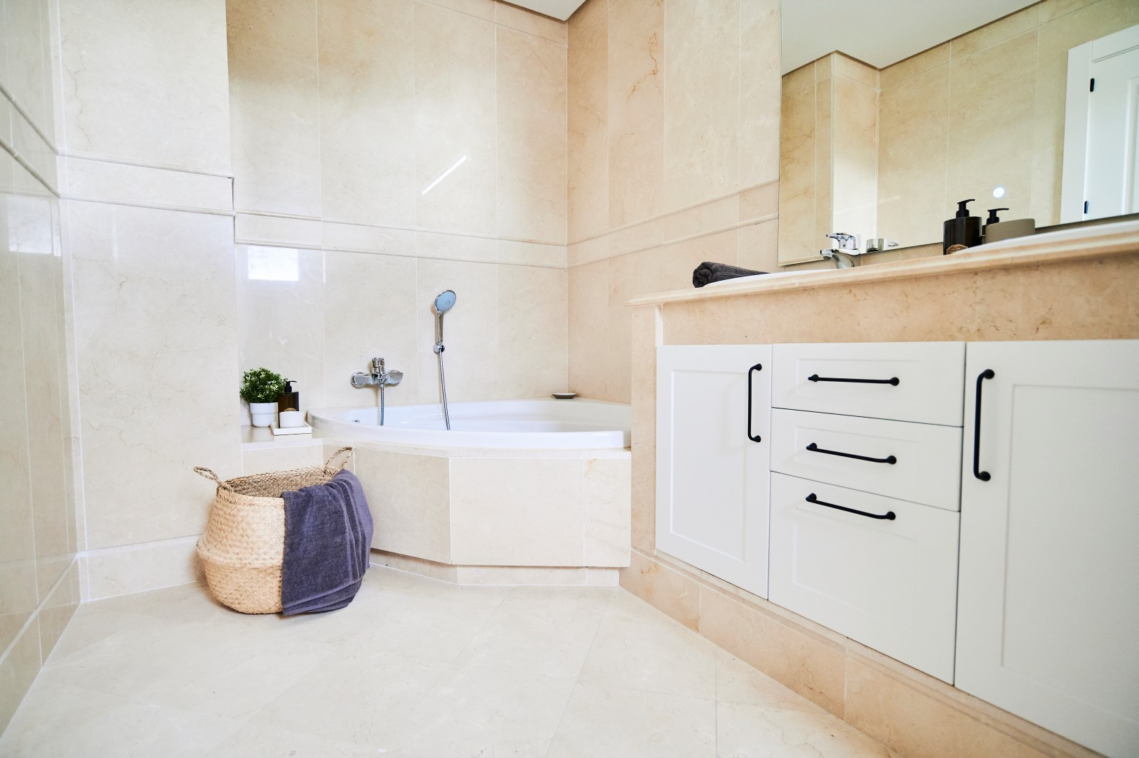 2 Bedroom Apartment in Marbella - Photo 17