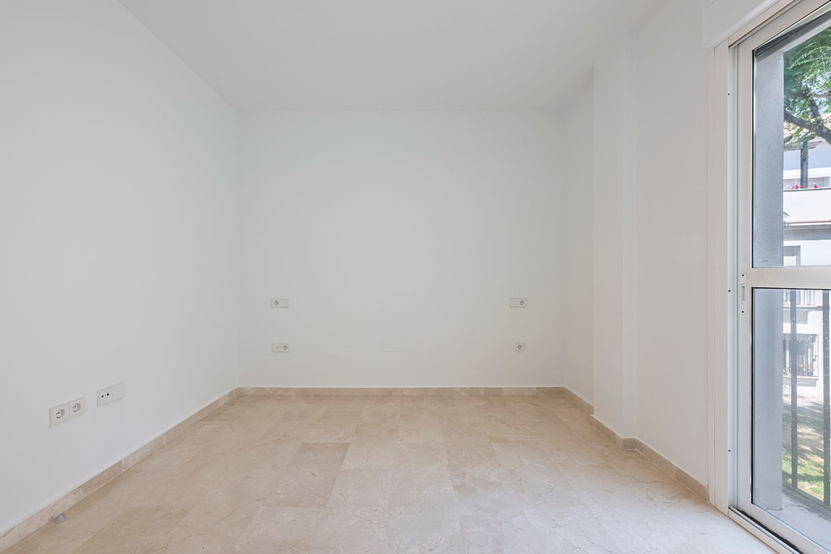 2 Bedroom Apartment in Estepona - Photo 19