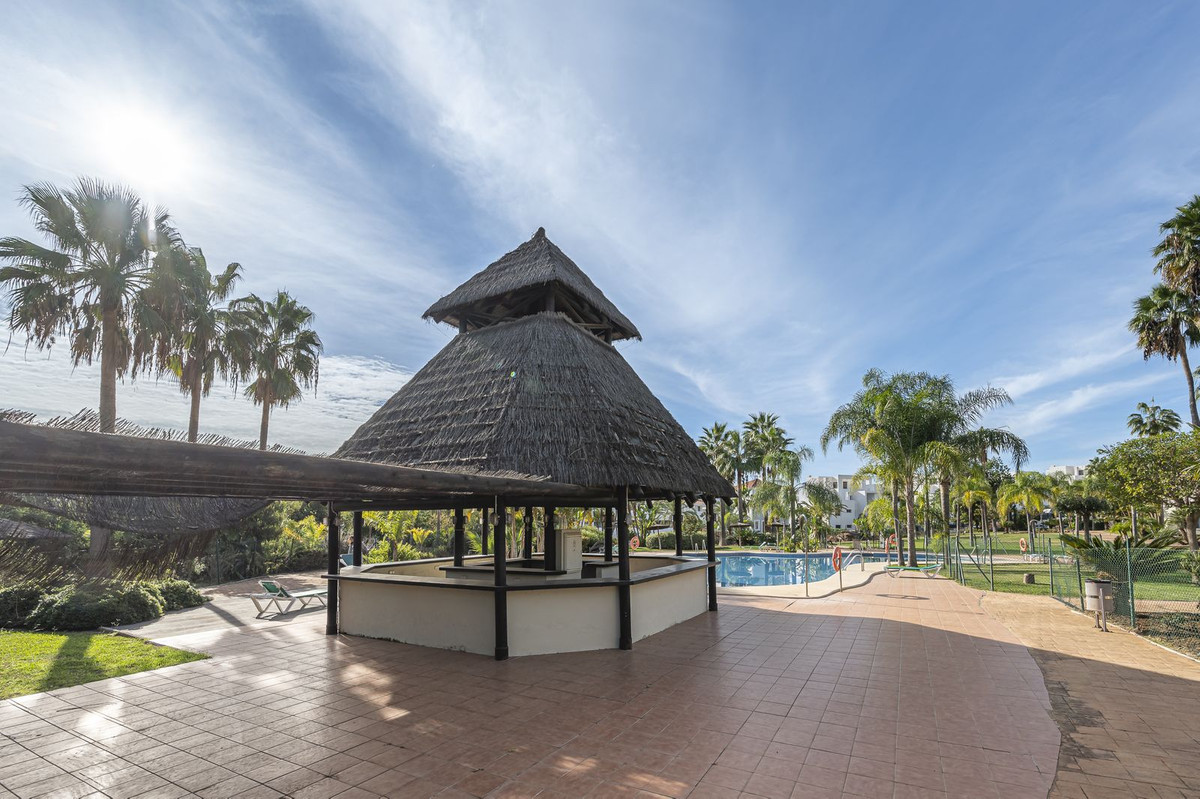 1 Bedroom Apartment in Estepona - Photo 3